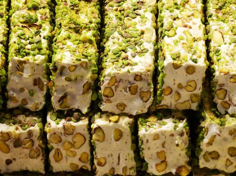 شیرینی نوقا افتخاری تهیه شده از مواد اولیه مرغوب